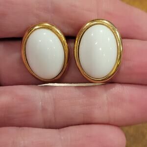 Vtg Crown Trifari White Cabochon Gold Tone‎ Oval Button Stud Earrings